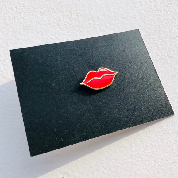 Lips enamel pin - Picture 4 of 7